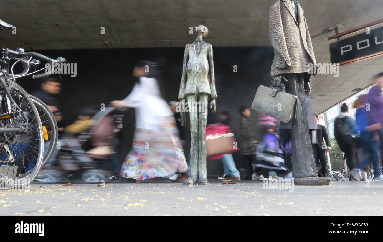 Melbourne Australien: "Drei Geschäftsmänner, brachten ihre eigenen Mittagessen: Batman, Swanston und Hoddle "Skulptur in die Swanston Street. Stockfoto