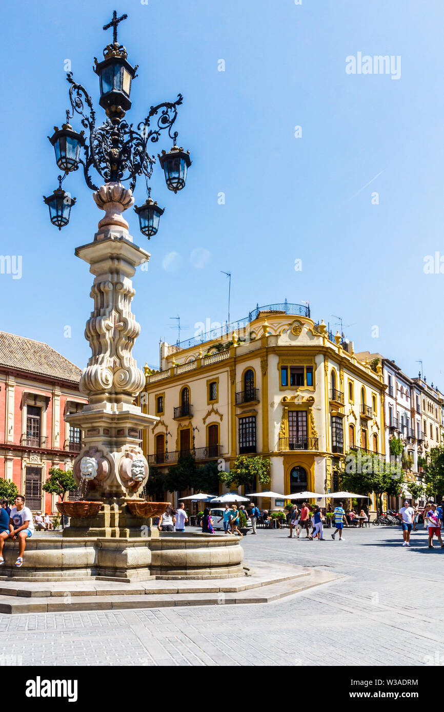 Sevilla, Spanien - 3. September 2015: Touristen sitzen um die Fuente Farola in der Plaza Virgen de los Reyes. Dies ist einer der wichtigsten Plätze in der o Stockfoto