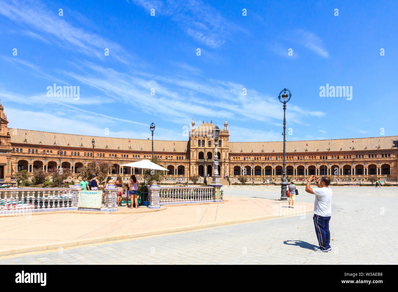 Sevilla, Spanien - 3. September 2015: Tourist, der ein Foto in der Plaza de Espana. Die Plaza liegt im Parque de María Luisa Stockfoto