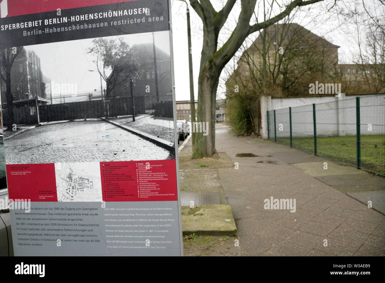 Informationen Panel an den Umfang der eingeschränkten Bereich der Stasi HQ Gebäude komplex, Hohenschonhausen, Berlin, Deutschland. Stockfoto