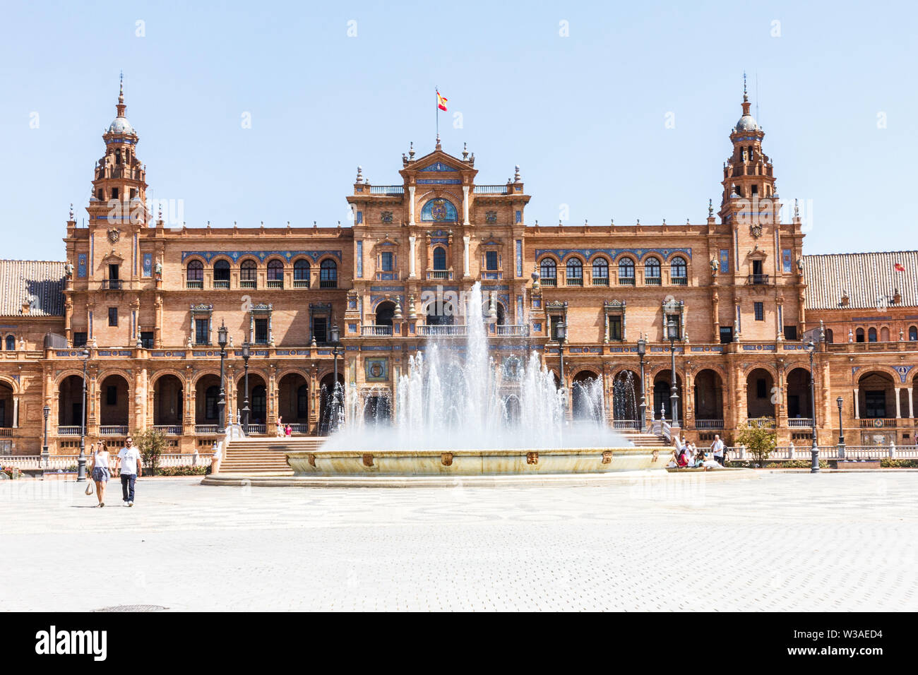 Sevilla, Spanien - 3. September 2015: Brunnen in der Plaza de Espana. Die Plaza liegt im Parque de María Luisa Stockfoto