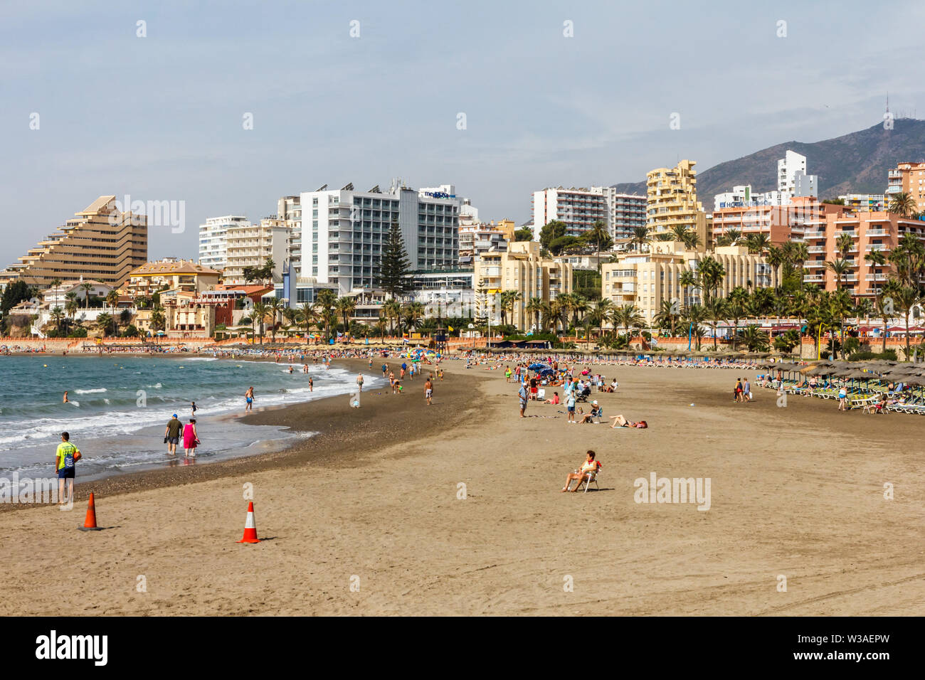 Benalmádena, Spanien - 4. September 2015: die Leute am Strand an einem sonnigen Tag. Die Gegend ist ein beliebtes Reiseziel. Stockfoto