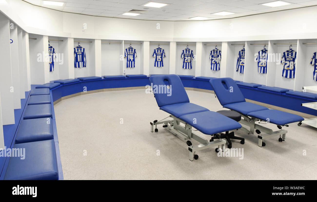 Umkleideraum im American Express Community Stadium, Heimstadion des Brighton and Hove Albion Football Club, East Sussex, Großbritannien. Stockfoto