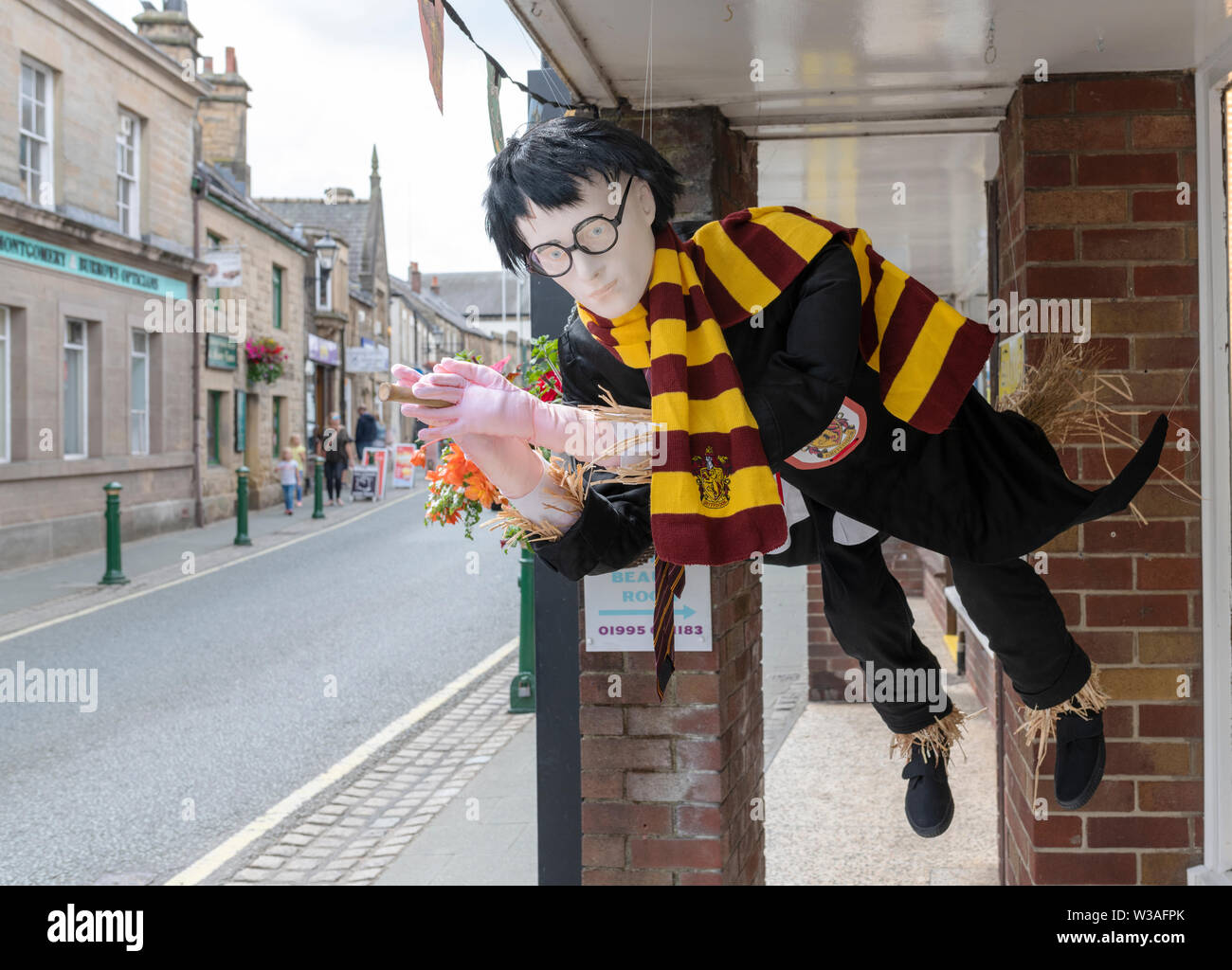 Eine Ausstellung am Garstang Scarecrow Festival. Harry Potter auf seinem Besen  fliegen Stockfotografie - Alamy
