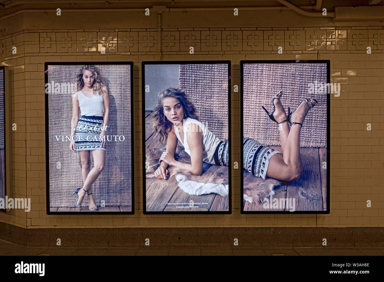 Triptychon. Eine koordinierte 3 Panel Screen mit bewegten Bildern Werbung für Vince Camuto, die Neun West Fashion Designer. In einer U-Bahn-Station in NYC. Stockfoto