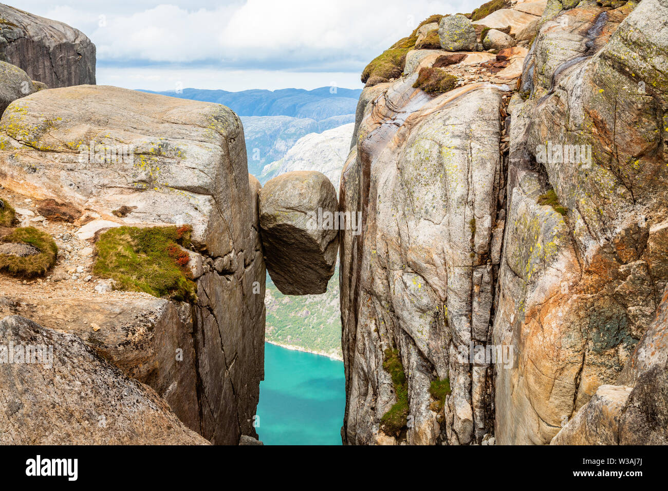 Kjeragbolten Der Stein Klemmt Zwischen Zwei Felsen Mit Fjord Im Hintergrund Lysefjord Norwegen Stockfotografie Alamy