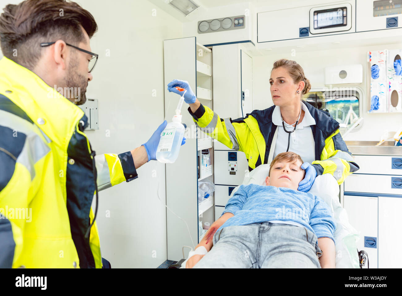 Warum Fährt Der Notarzt Hinter Dem Krankenwagen Krankenwagen krankenwagen mann -Fotos und -Bildmaterial in hoher
