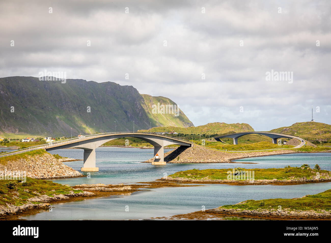 Twisted Autobahn Straße mit Freedvang Brücken am Fjord, Lofoten Insel, Flakstad Gemeinde Nordland County, Norwegen Stockfoto