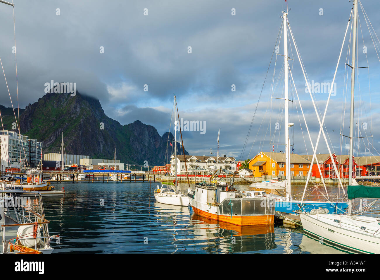 Yachten und Boote mit Berg im Hintergrund am Pier in Svolvaer, Lototen Inseln, Austvagoya, Vagan Gemeinde, Nordland County, Norwegen Stockfoto