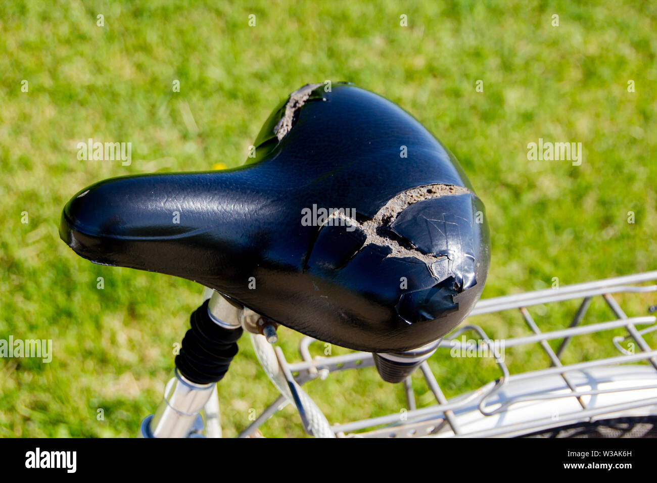 Defekte und beschädigte Fahrrad Sattel durch Wärme und Nutzung. Schaum außerhalb und nicht mehr verwendbar. Stockfoto