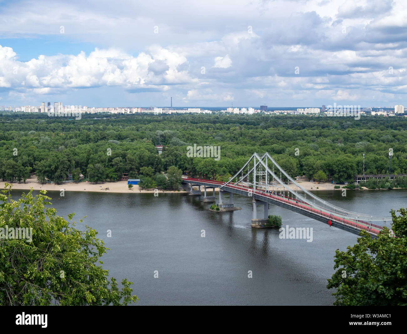 Luftaufnahme von der Fußgängerbrücke über den Fluss Dnepr in der Innenstadt von Kiew, Ukraine, bewölkter Himmel Stockfoto