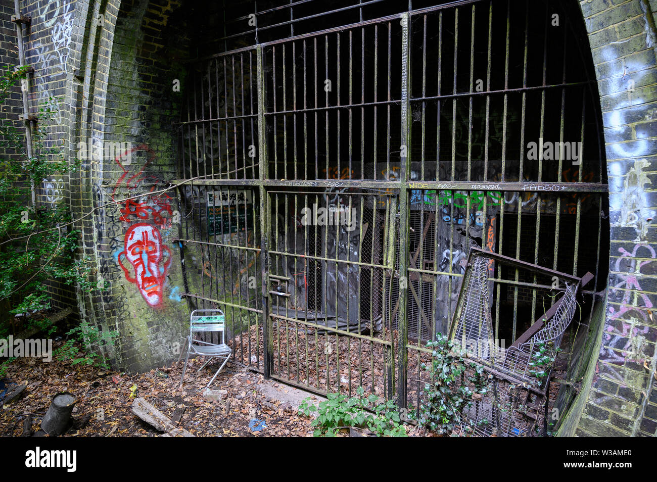 Ein stillgelegter Tunnel, der von Fledermäusen auf einer Hidden London Highgate Tour gesichert und genutzt wird Stockfoto