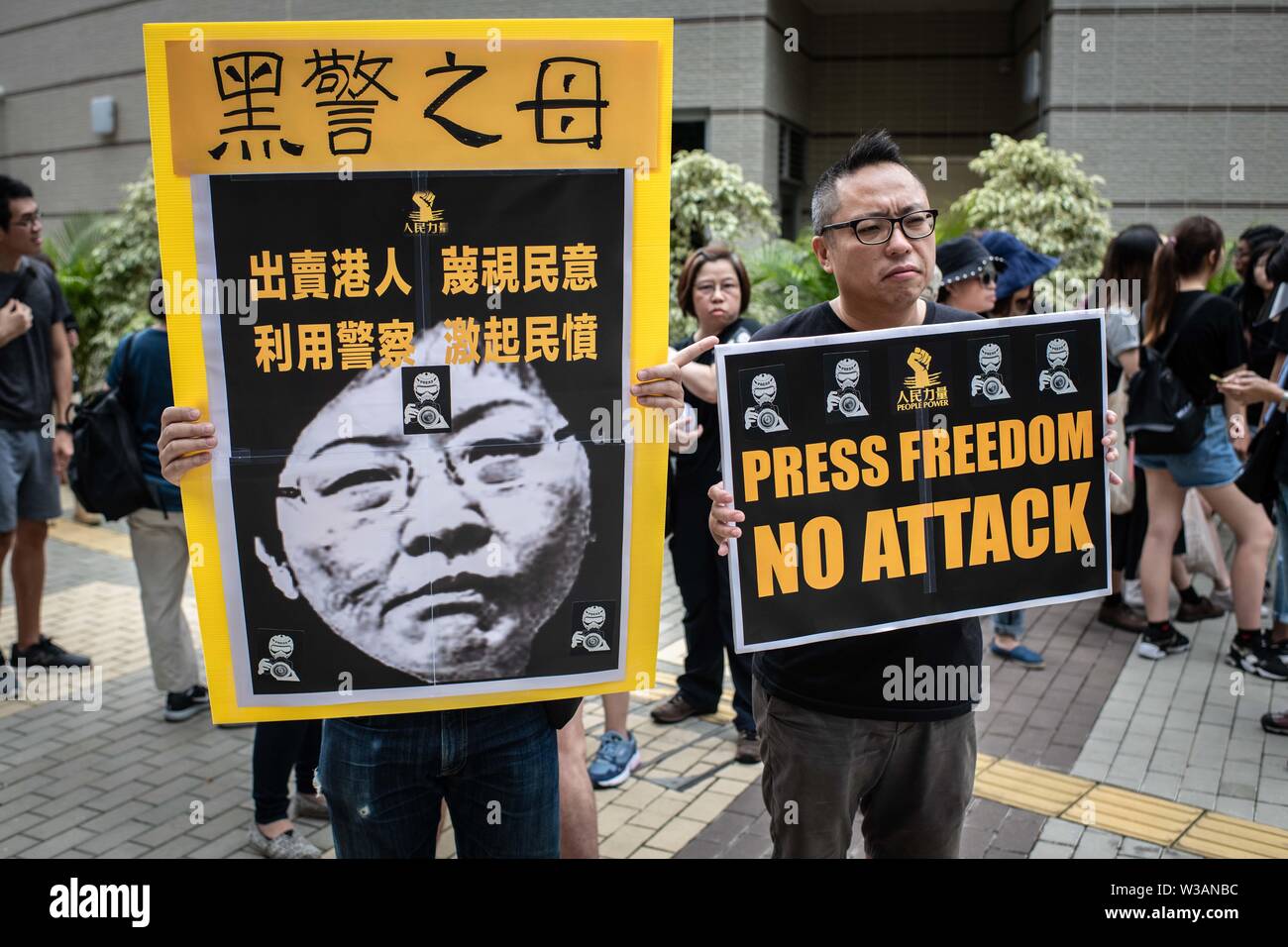 Hongkong, China. 14. Juli, 2019. Die Demonstranten halten Plakate hoch, während einer März behauptet für Pressefreiheit. Media Gruppen und Journalist Gewerkschaften ein "Stop Polizei Gewalt verteidigen Pressefreiheit "Schweigemarsch zum Ausdruck zu bringen, verlangt, dass die Polizei erleichtert die Arbeit der Medien und die Achtung der Pressefreiheit statt. Der Protest wurde aufgerufen, nachdem Medienprofis erlitten Aggressionen und wurden von Polizisten beleidigt und deckt die Proteste gegen die Auslieferung Gesetz zu China. Credit: SOPA Images Limited/Alamy leben Nachrichten Stockfoto