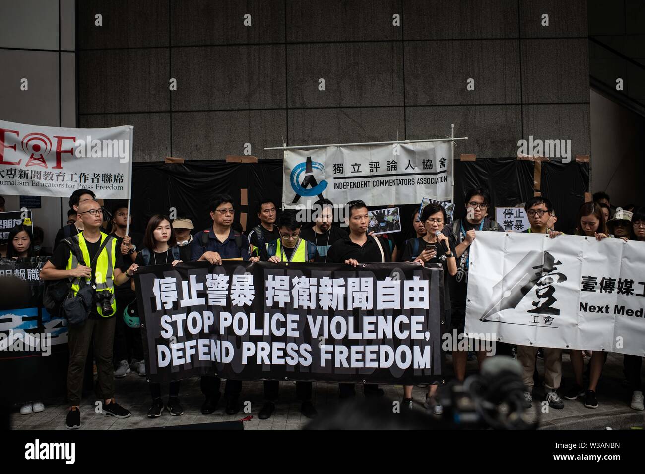 Hongkong, China. 14. Juli, 2019. Die Demonstranten halten Banner während einer März behauptet für Pressefreiheit. Media Gruppen und Journalist Gewerkschaften ein "Stop Polizei Gewalt verteidigen Pressefreiheit "Schweigemarsch zum Ausdruck zu bringen, verlangt, dass die Polizei erleichtert die Arbeit der Medien und die Achtung der Pressefreiheit statt. Der Protest wurde aufgerufen, nachdem Medienprofis erlitten Aggressionen und wurden von Polizisten beleidigt und deckt die Proteste gegen die Auslieferung Gesetz zu China. Credit: SOPA Images Limited/Alamy leben Nachrichten Stockfoto