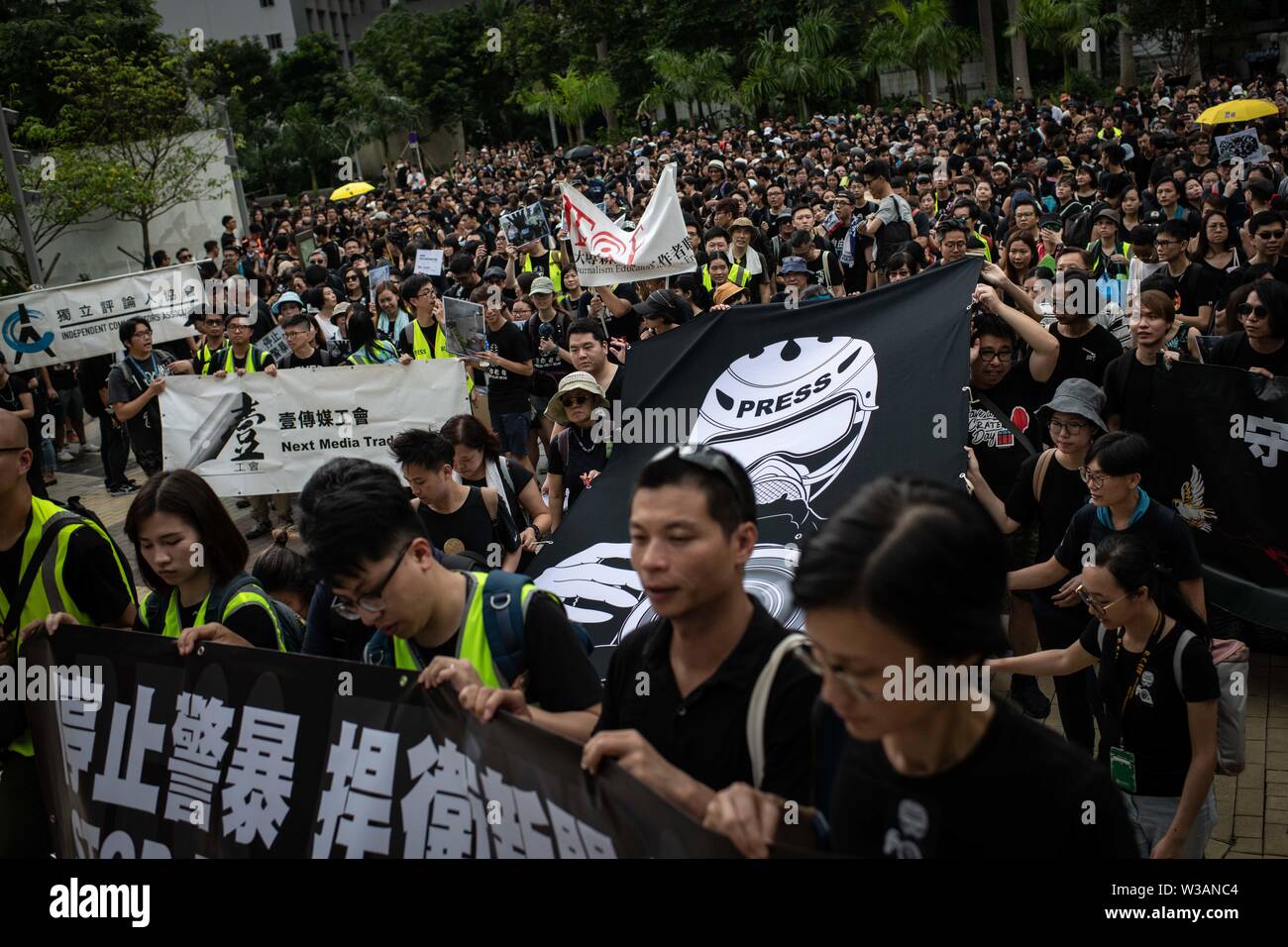 Hongkong, China. 14. Juli, 2019. Die Demonstranten halten Banner während einer März behauptet für Pressefreiheit. Media Gruppen und Journalist Gewerkschaften ein "Stop Polizei Gewalt verteidigen Pressefreiheit "Schweigemarsch zum Ausdruck zu bringen, verlangt, dass die Polizei erleichtert die Arbeit der Medien und die Achtung der Pressefreiheit statt. Der Protest wurde aufgerufen, nachdem Medienprofis erlitten Aggressionen und wurden von Polizisten beleidigt und deckt die Proteste gegen die Auslieferung Gesetz zu China. Credit: SOPA Images Limited/Alamy leben Nachrichten Stockfoto