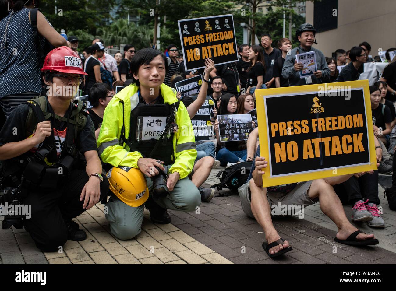 Hongkong, China. 14. Juli, 2019. Die Demonstranten halten Plakate hoch, während einer März behauptet für Pressefreiheit. Media Gruppen und Journalist Gewerkschaften ein "Stop Polizei Gewalt verteidigen Pressefreiheit "Schweigemarsch zum Ausdruck zu bringen, verlangt, dass die Polizei erleichtert die Arbeit der Medien und die Achtung der Pressefreiheit statt. Der Protest wurde aufgerufen, nachdem Medienprofis erlitten Aggressionen und wurden von Polizisten beleidigt und deckt die Proteste gegen die Auslieferung Gesetz zu China. Credit: SOPA Images Limited/Alamy leben Nachrichten Stockfoto