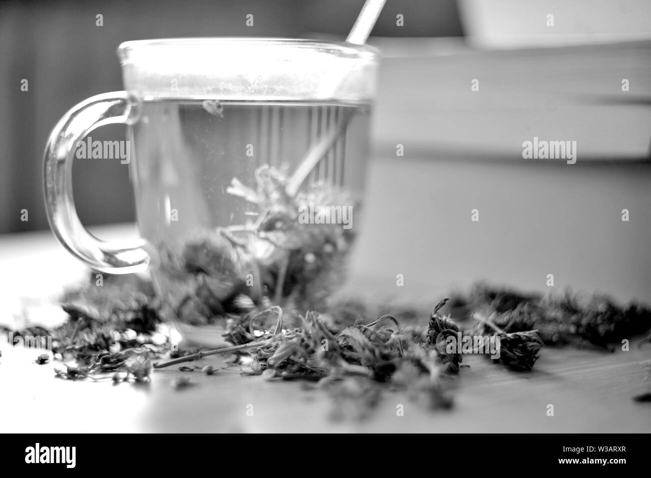 Cannabis Kräutertee mit einem schönen Hintergrund Stockfoto