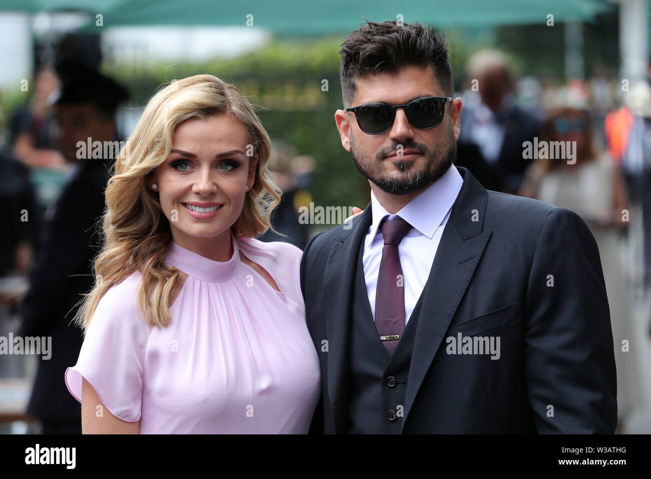 London, Großbritannien. 13. Juli, 2019. Katherine Jenkins, Herr Andrew Levitas, die Wimbledon Championships 2019, 2019 Quelle: Allstar Bildarchiv/Alamy Live News Credit: Allstar Bildarchiv/Alamy leben Nachrichten Stockfoto