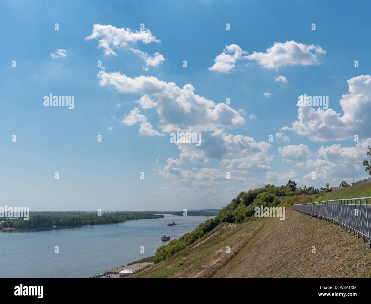 Landschaft Fluss in einem Wald mit schwebenden Motorboote Stockfoto