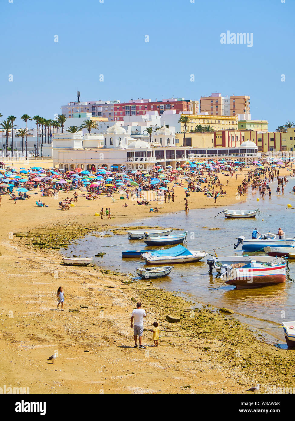 Cadiz, Spanien - 23. Juni 2019. Die Menschen genießen Sie ein Sonnenbad in La Caleta entfernt. Blick von Duque De Najera Avenue. Cadiz. Andalusien, Spanien. Stockfoto