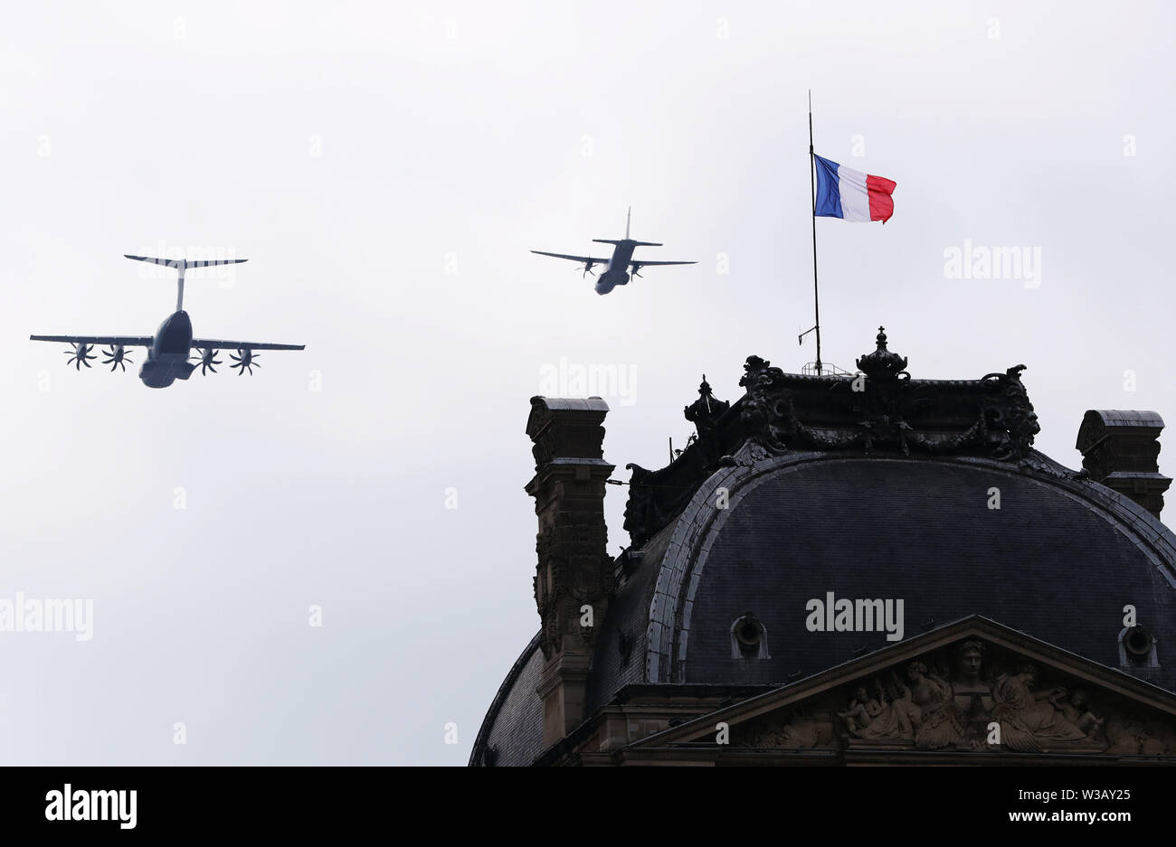 Paris, Frankreich. 14. Juli, 2019. Beim französischen Militär Flugzeuge fliegen über die Pyramide des Louvre Museum während der jährlichen Tag der Bastille Militärparade in Paris, Frankreich, am 14. Juli 2019. Credit: Gao Jing/Xinhua/Alamy leben Nachrichten Stockfoto