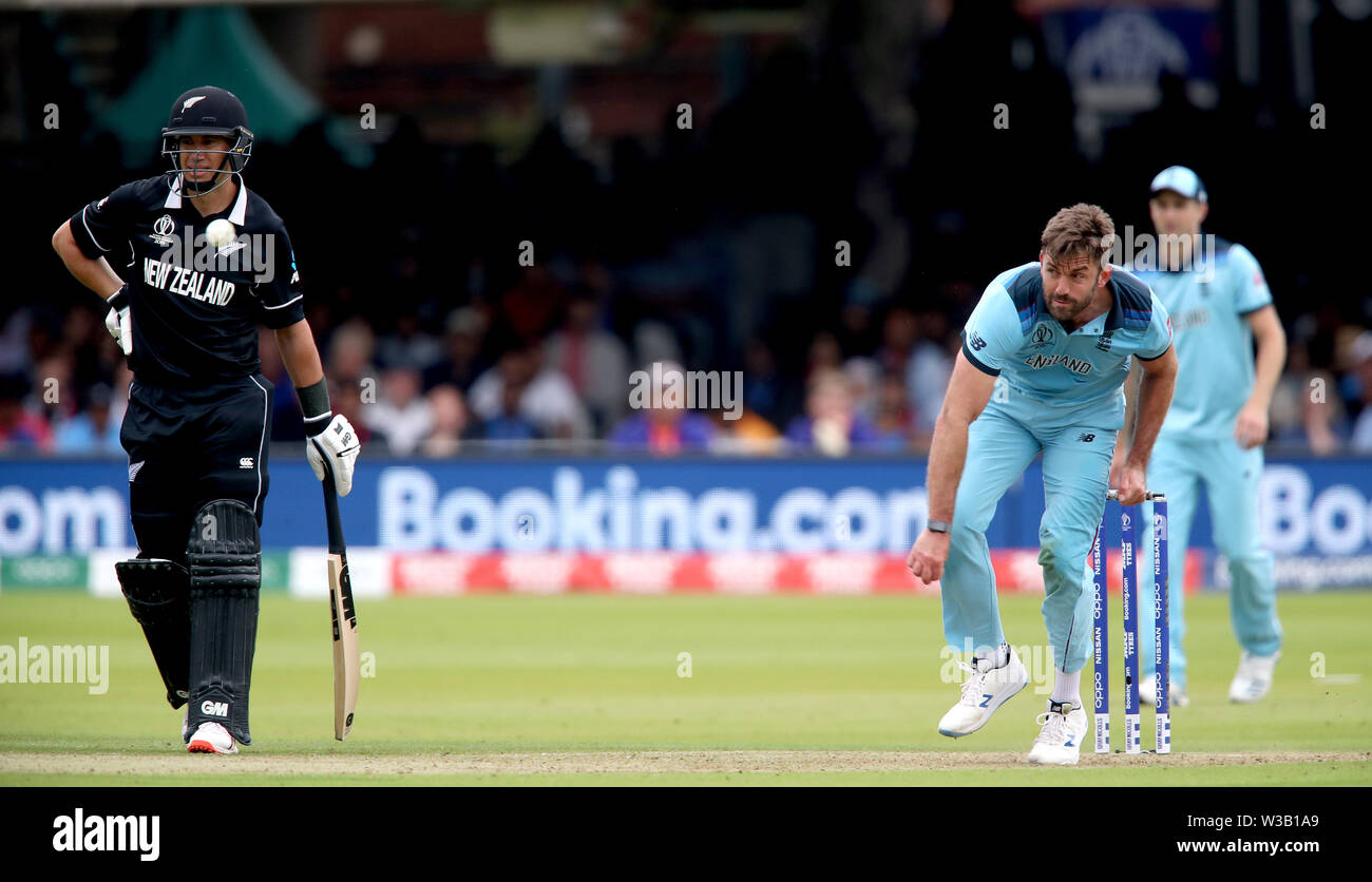 England's Liam Plunkett Schüsseln während der ICC-WM-Finale auf Lord's, London. Stockfoto
