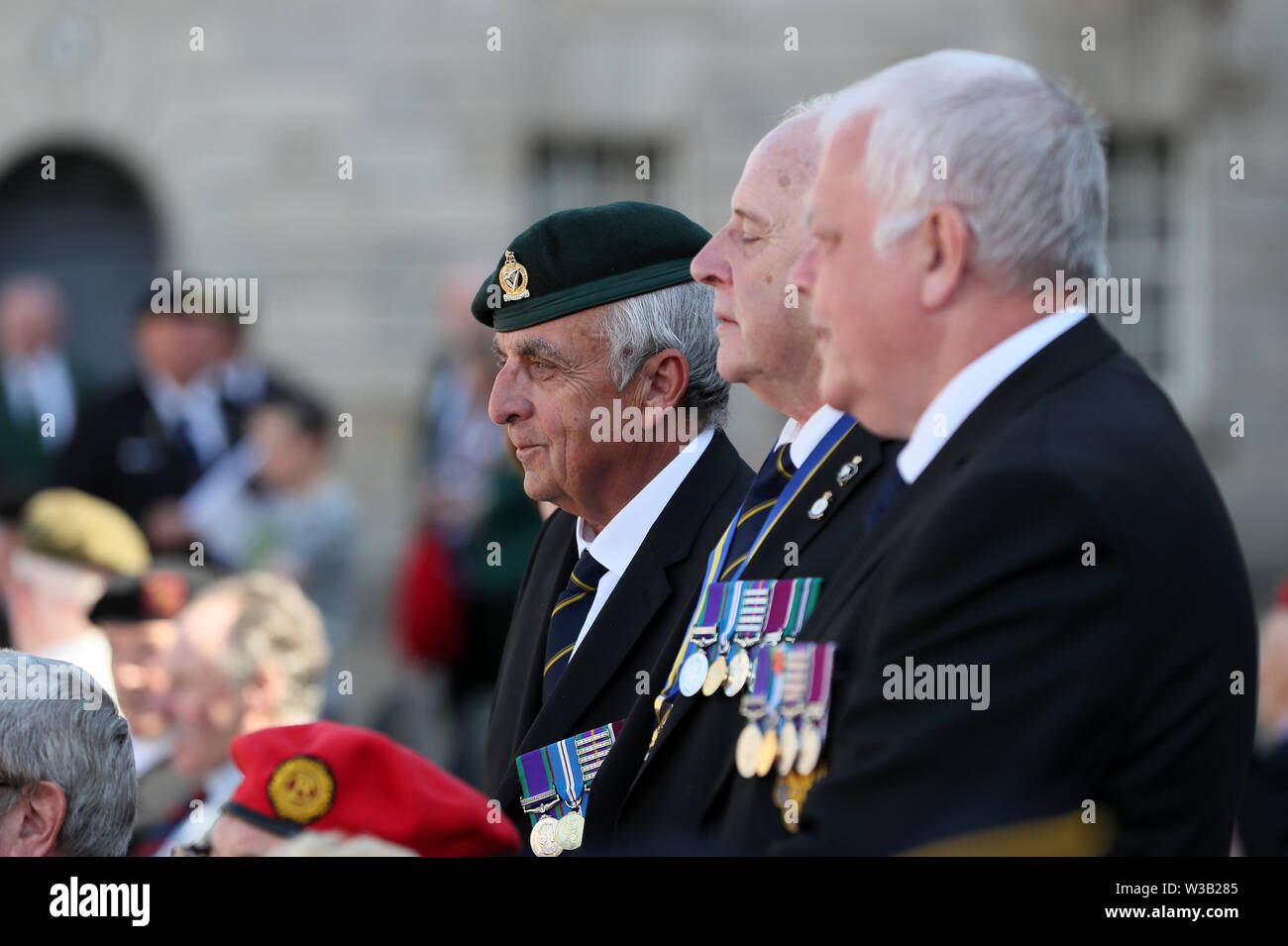 Menschen kommen vor den Nationalen Tag der Gedenkfeier statt, an alle Iren und Irishwomen, die in vergangenen Kriegen oder auf Service, mit den Vereinten Nationen, an der Collins Barracks in Dublin gestorben ehren. Stockfoto