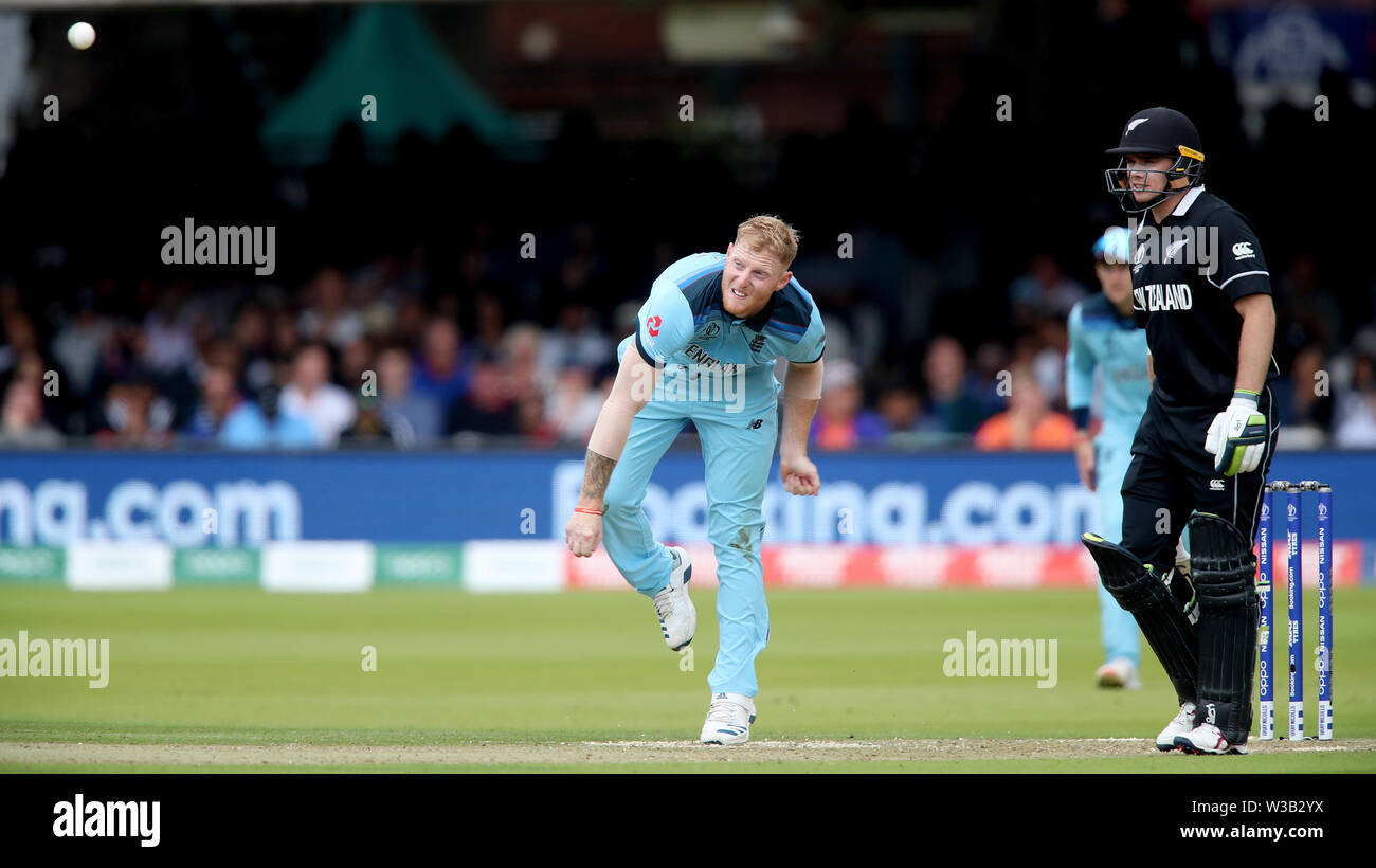 England's Ben schürt Schüsseln während der ICC-WM-Finale auf Lord's, London. Stockfoto