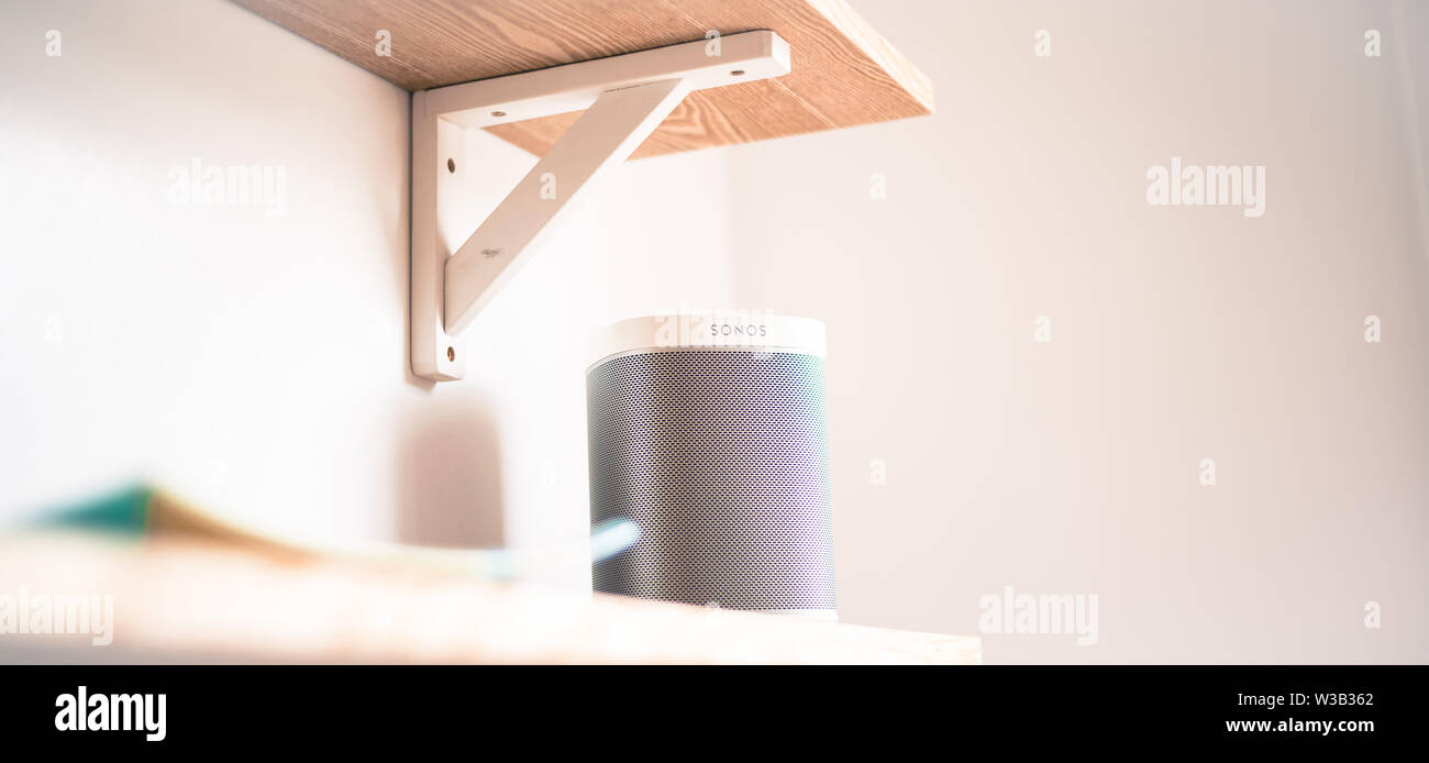 Stirling/Schottland - 7. Juli 2019: Sonos eine Smart-Lautsprecher mit integriertem Alexa Voice Control, Wi-Fi, Weiß auf weißem Hintergrund Stockfoto