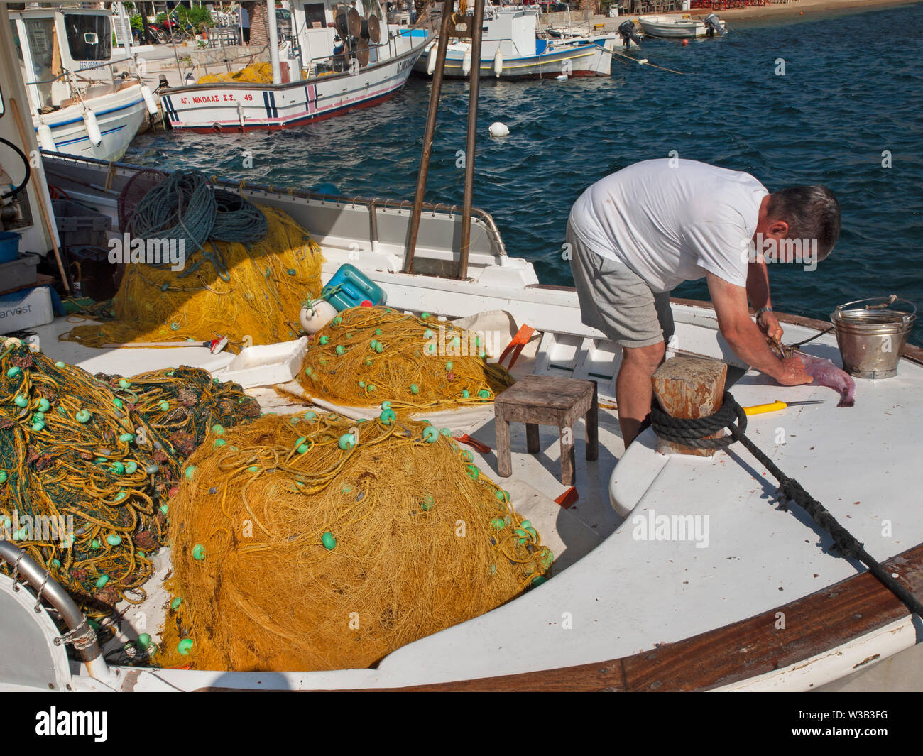 Ein Fischer arbeitet auf seinem Boot auf der griechischen Insel Serifos Stockfoto