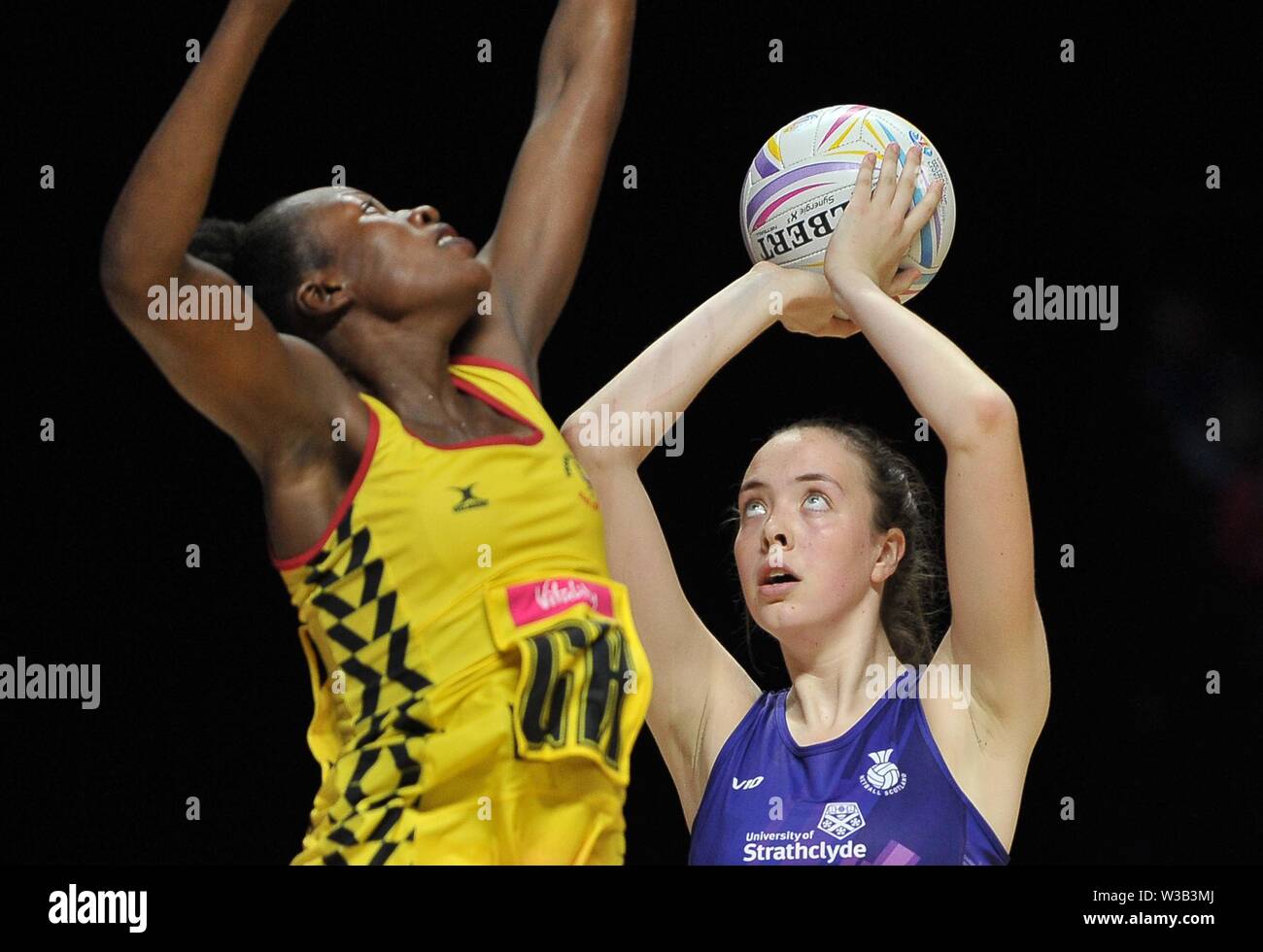 Liverpool, Großbritannien. 14. Juli 2019. Emma Barrie (Schottland) schießt während der vorläufigen Spiel zwischen Uganda und Schottland an der Netball World Cup. M- und S-Arena, Liverpool. Merseyside. UK. Kredit Garry Bowdenh/SIP-Foto Agentur/Alamy leben Nachrichten. Stockfoto