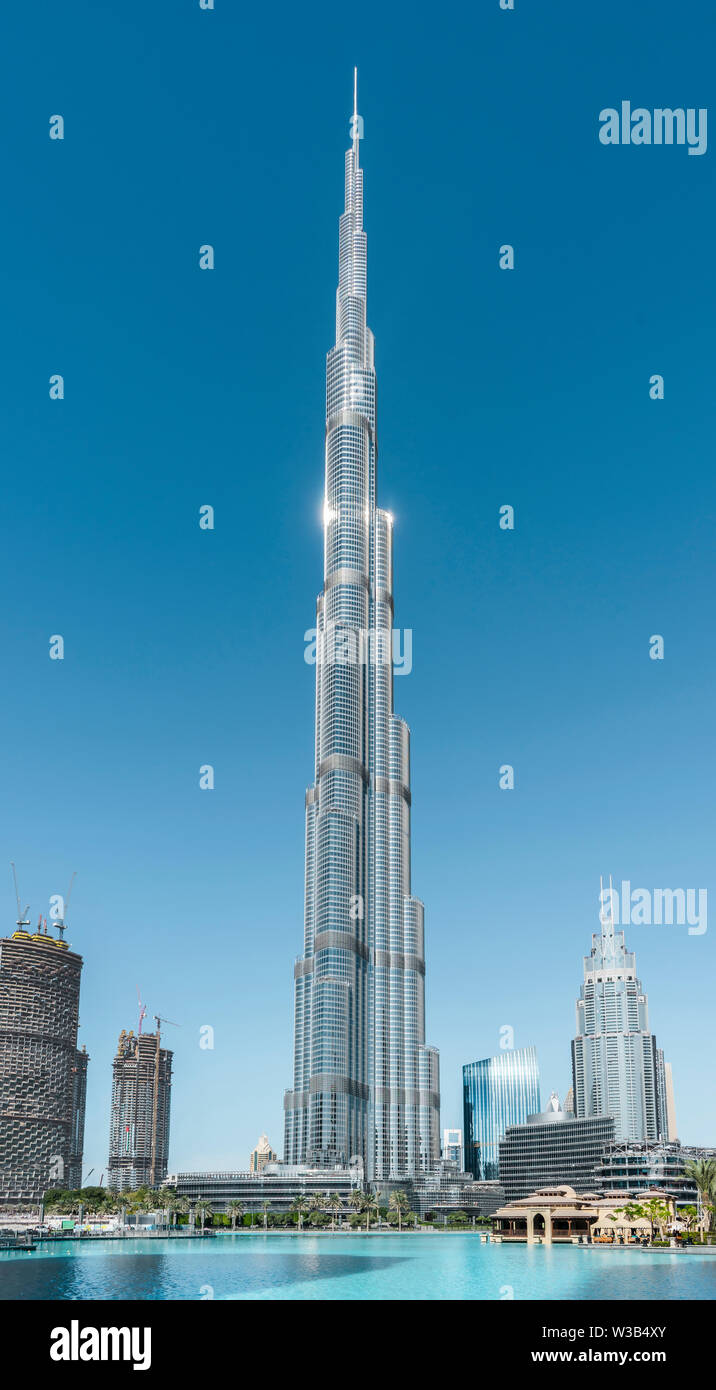 Business Bay, Dubai, Vereinigte Arabische Emirate - Nov. 30, 2016: Stadtbild mit der Burj Khalifa - das höchste Gebäude auf dem neuesten Stand Stockfoto