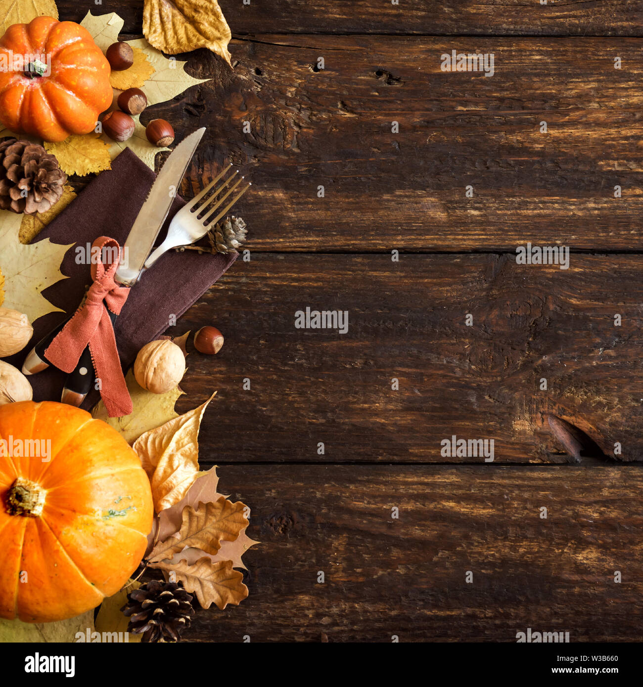 Thanksgiving Tabelle einstellen, Ansicht von oben, kopieren. Herbstliche Urlaub dekorierten Tisch mit Kürbissen, Besteck, gelbe Blätter. Stockfoto