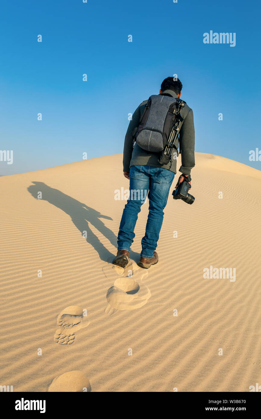 Fotograf in der Wüste Dammam Saudi Arabien Stockfoto