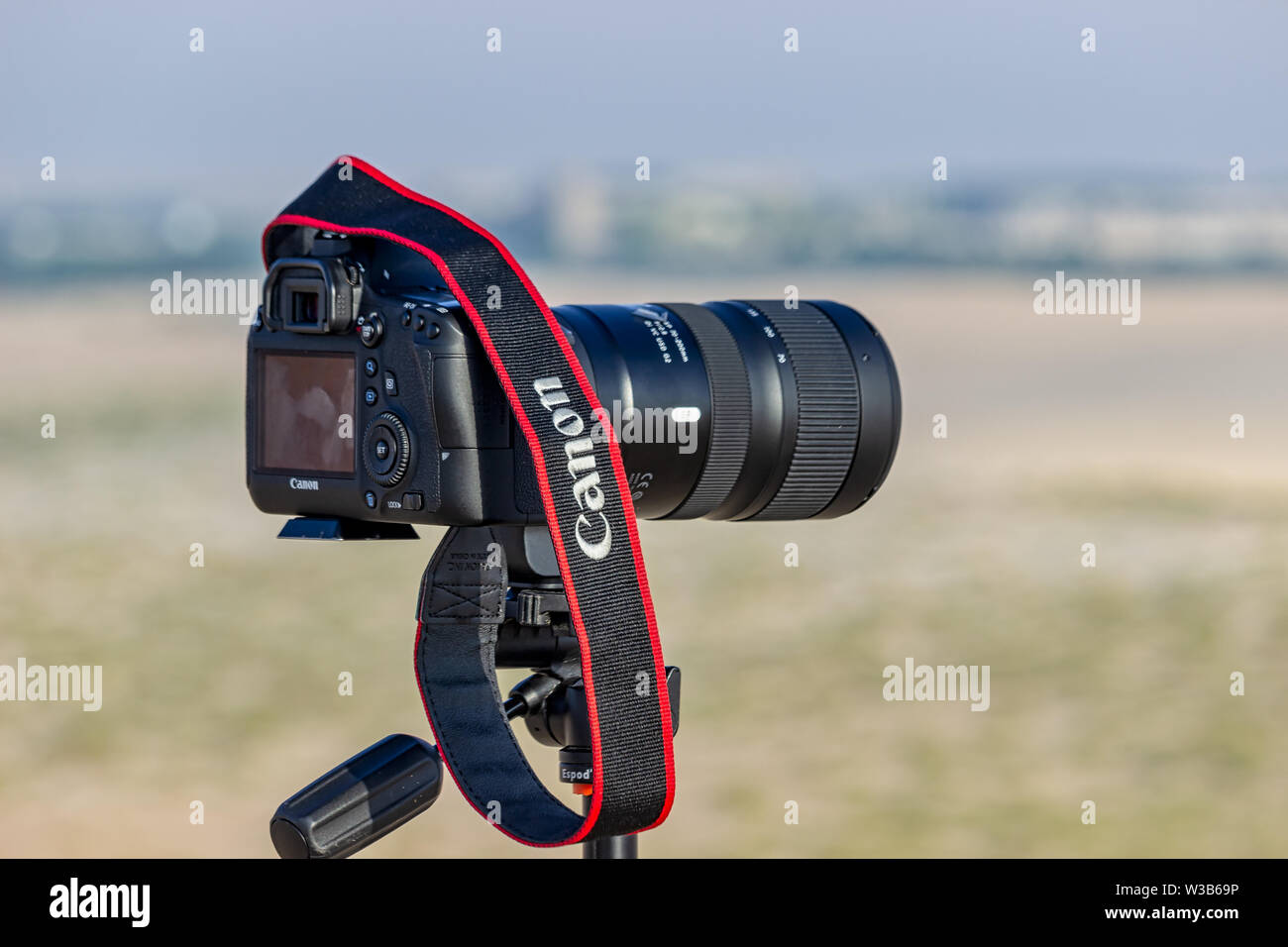 Tele Zoom Objektiv mit Kamera auf dem Stativ für Aufnahmen an der Wüste Winter bereit. Stadt Dammam Saudi Arabien. Foto Monat November-0 genommen Stockfoto