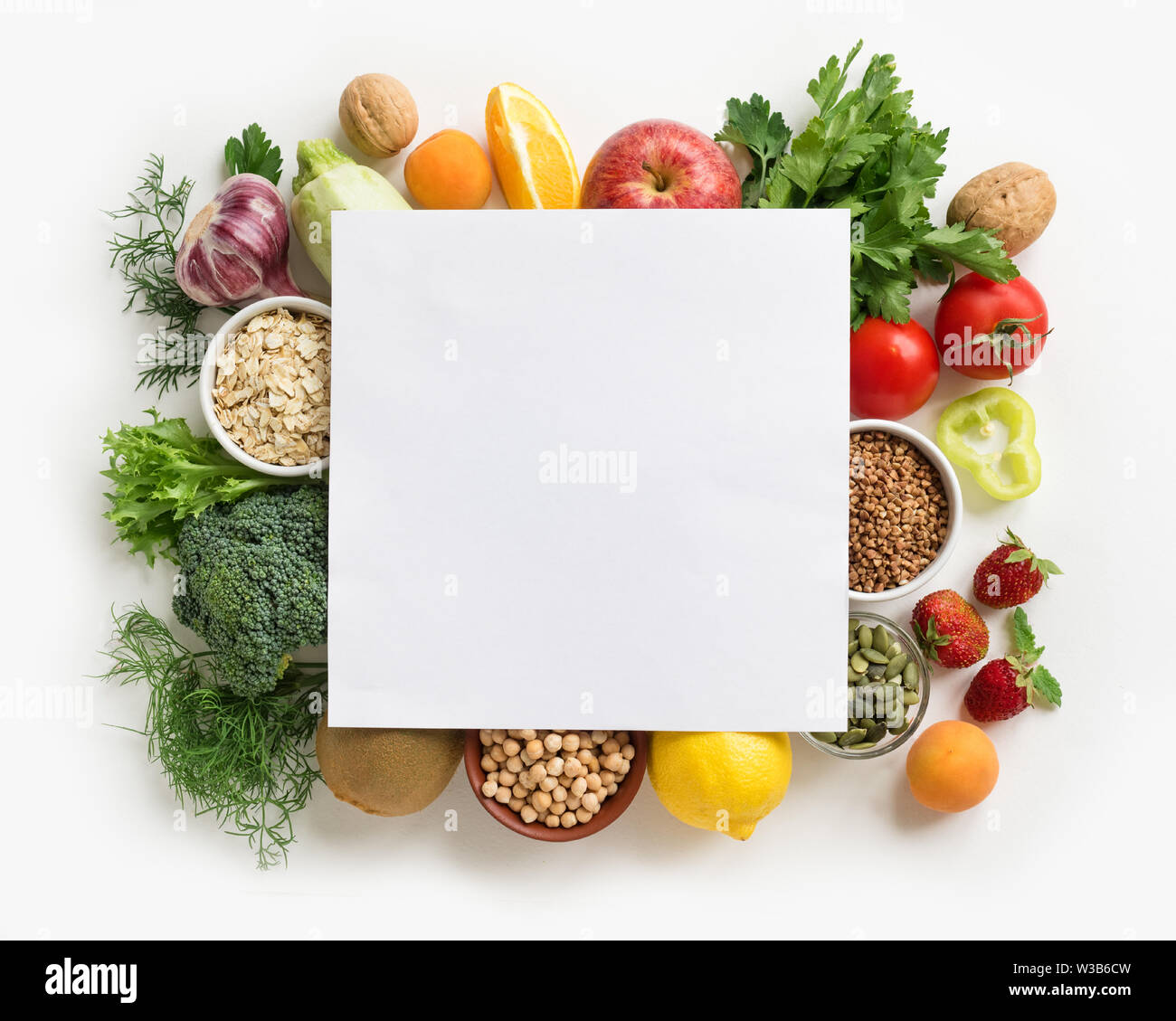 Bio Lebensmittel Hintergrund sortierten veganes Essen auf Weiß, kreative Gestaltung mit Kopie Raum isoliert. Gesunde, saubere Ernährung oder Diät Konzept. Stockfoto