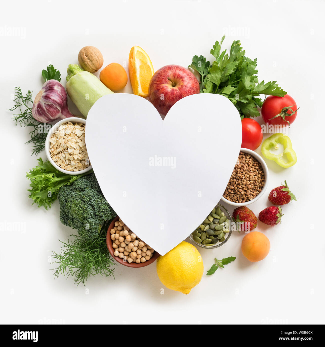 Bio Lebensmittel Hintergrund - veganes Essen, kreative Gestaltung mit Herzförmigen kopieren. Gesunde, saubere Essen, liebe ökologischer Lebensmittel oder Ernährung Konzept. Stockfoto