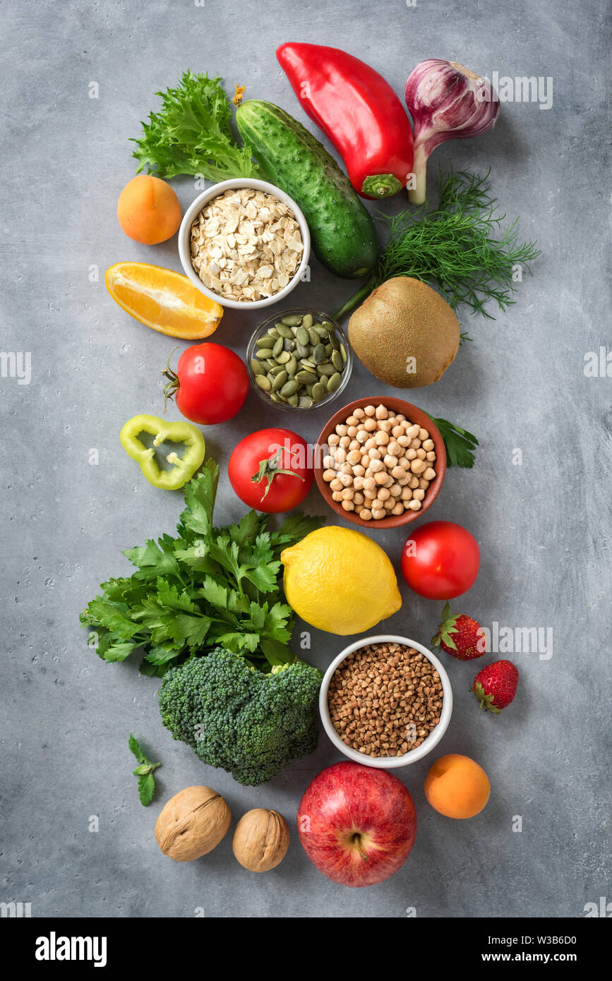 Gesund Vegan essen Hintergrund - biologische Lebensmittel, Ansicht von oben. Gesunde, saubere Essen, Diät oder detox Konzept. Stockfoto