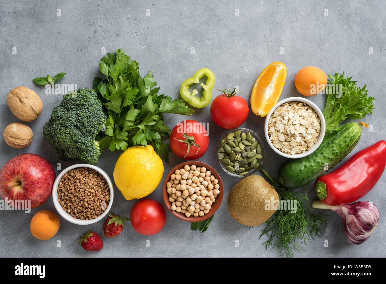 Gesund Vegan essen Hintergrund - biologische Lebensmittel, Ansicht von oben, kopieren. Gesunde, saubere Essen, Diät oder detox Konzept. Stockfoto