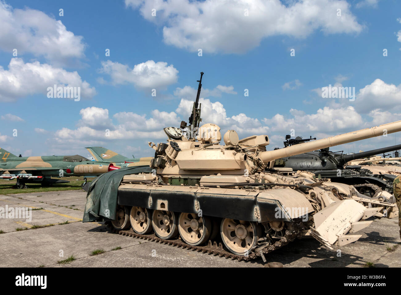 BUDAPEST/UNGARN - 05.18, 2019: Vintage russische gepanzerte Fahrzeuge und Flugzeuge auf Anzeige an eine Verteidigung zeigen. Hellen Sommertag mit blauem Himmel. Stockfoto