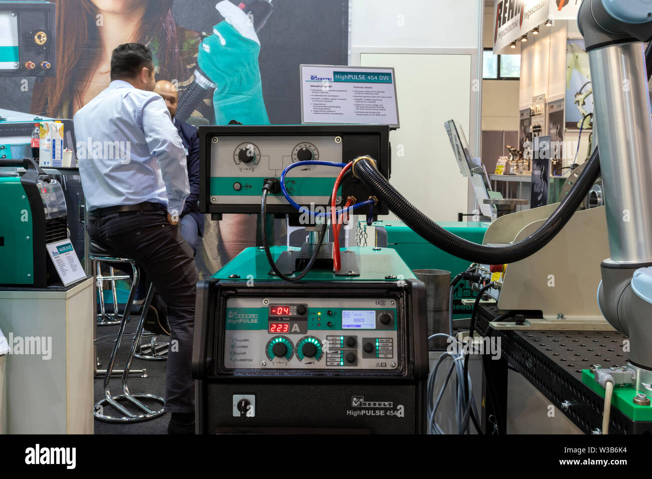 BUDAPEST/UNGARN - 05.18, 2019: ein Impuls Schweißer Roboter auf dem Display an einem Stand in einer Industrie und Technologie Messe. Control Panel im Vordergrund. Stockfoto