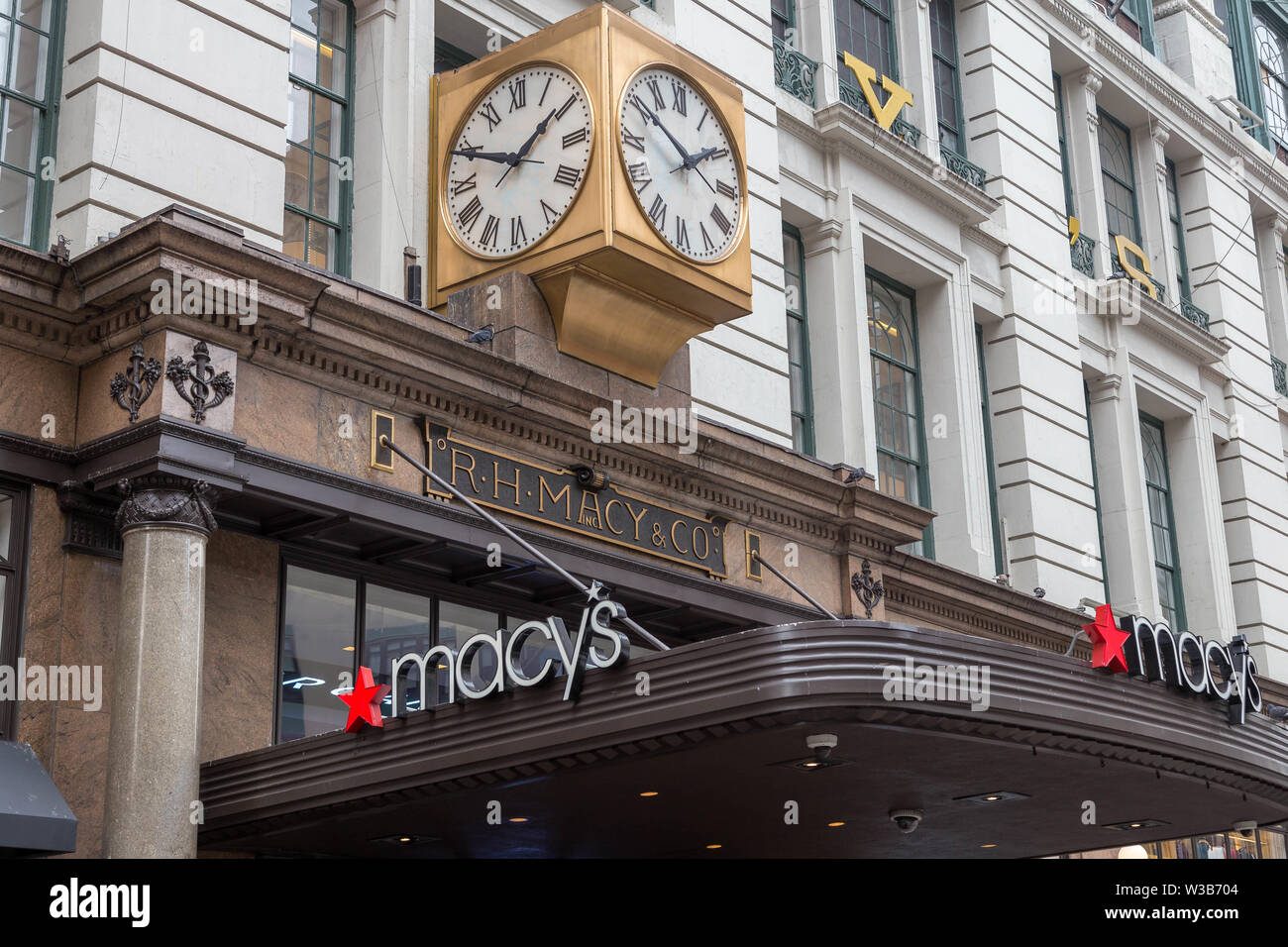 New York City, NY, USA - Oktober 16, 2013: Das traditionelle Geschäft gegenüber von Macy's in Manhattan, New York City Stockfoto