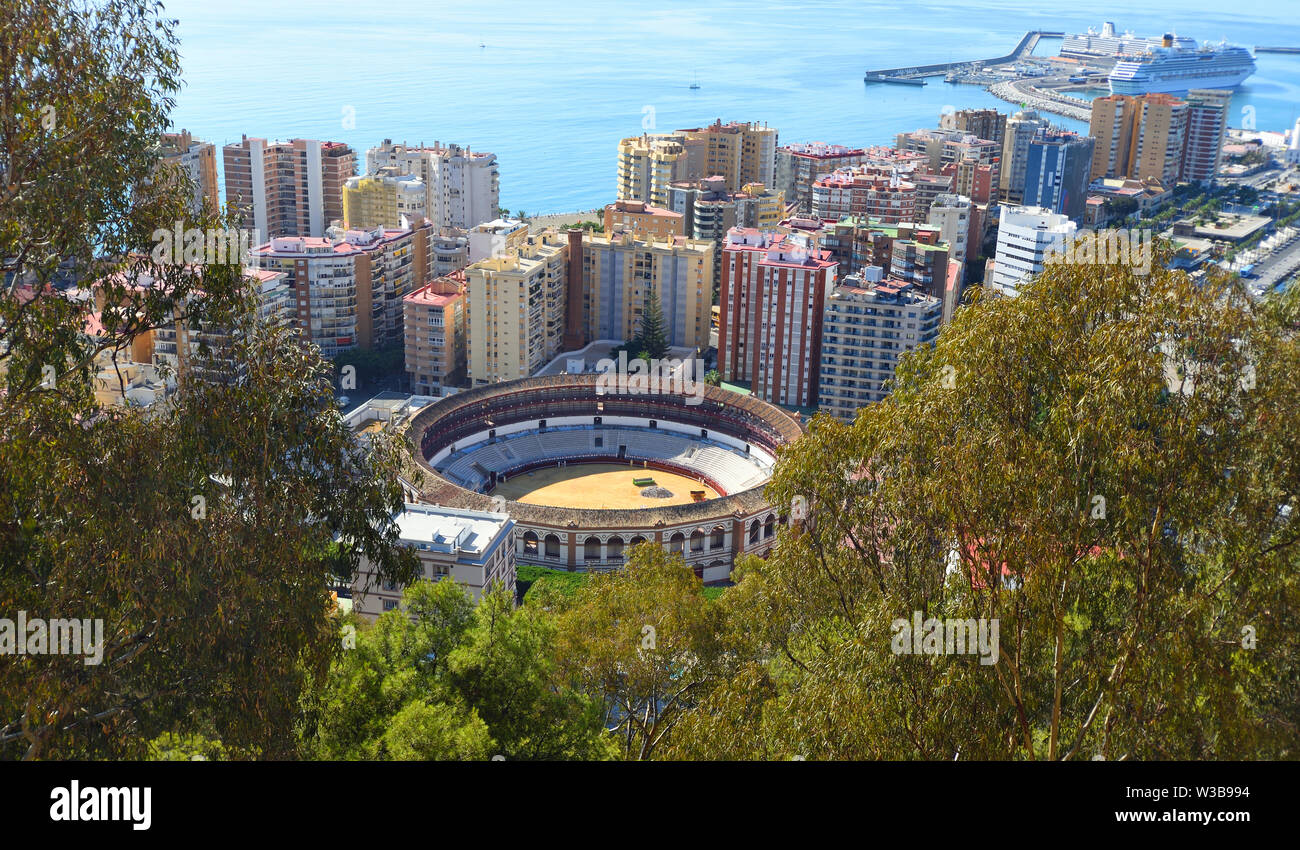 Malaga Stadt Stierkampfarena Plaza de Toros oder La Malagueta gesehen von oben mit Tower blocks Hafen und das Meer im Hintergrund. Stockfoto
