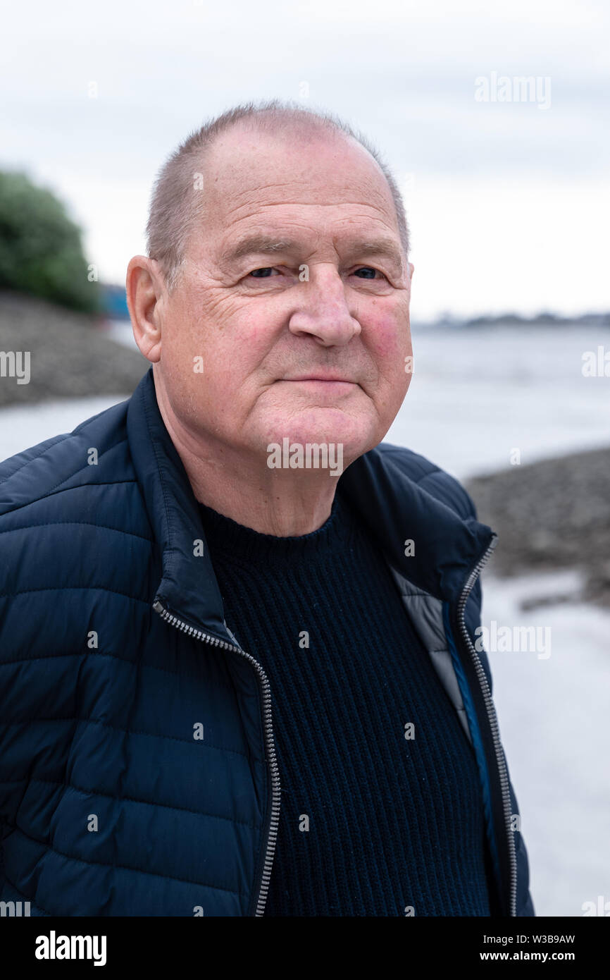 04 Juli 2019, Hamburg: exklusive Burghart Klaußner, Schauspieler, Regisseur und Schriftsteller, steht in der Marina Teufelsbrück bei einem Spaziergang an der Elbe. Foto: Markus Scholz/dpa Stockfoto