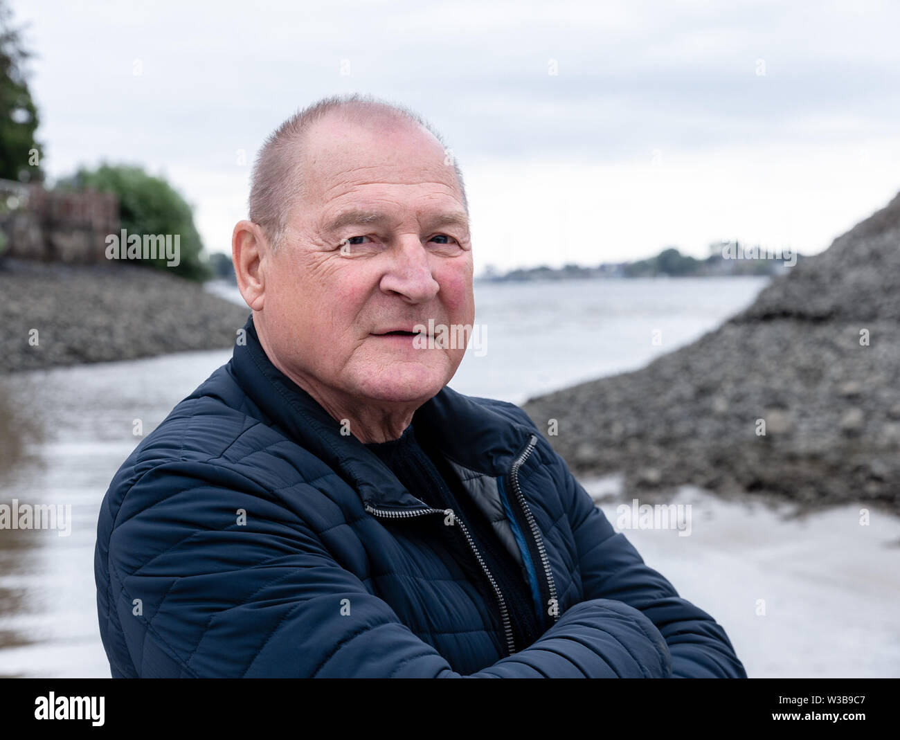 04 Juli 2019, Hamburg: exklusive Burghart Klaußner, Schauspieler, Regisseur und Schriftsteller, steht in der Marina Teufelsbrück bei einem Spaziergang an der Elbe. Foto: Markus Scholz/dpa Stockfoto