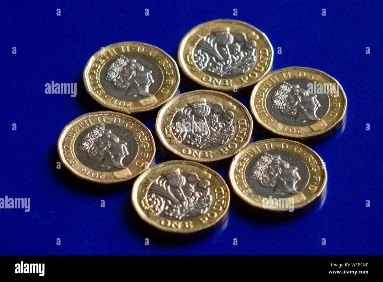 Ein Pfund Münzen mit blauem Hintergrund Stockfoto