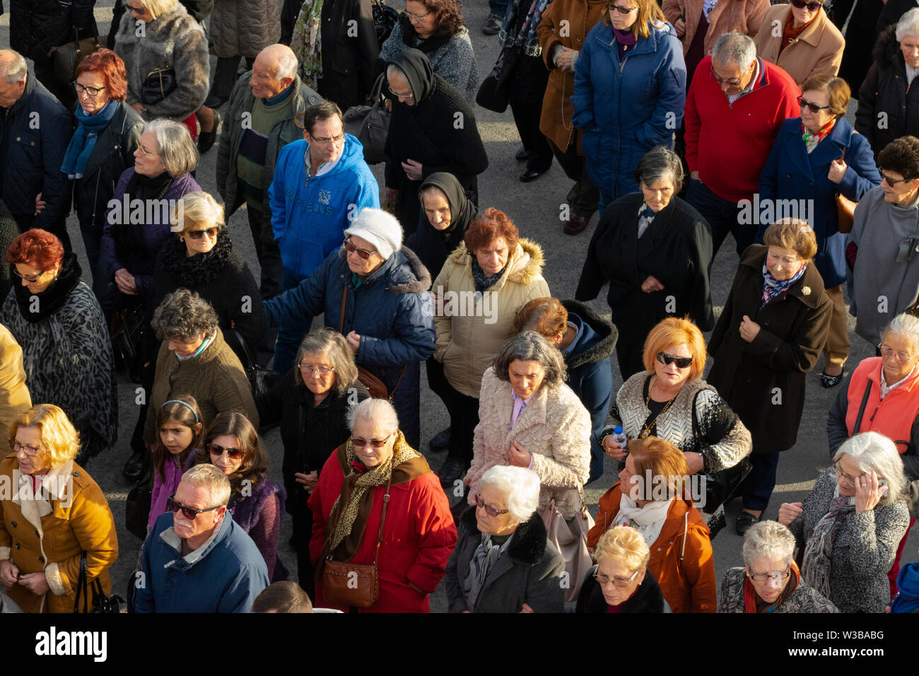 Menschen unterschiedlichen Alters in einer Kirche Parade in Peniche Portugal Estremadura Stockfoto