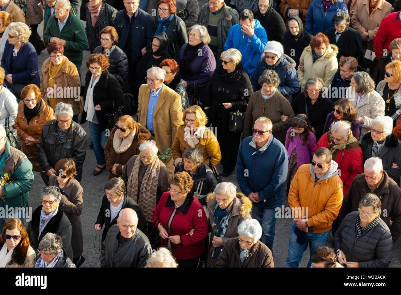 Menschen unterschiedlichen Alters in einer Kirche Parade in Peniche Portugal Estremadura Stockfoto