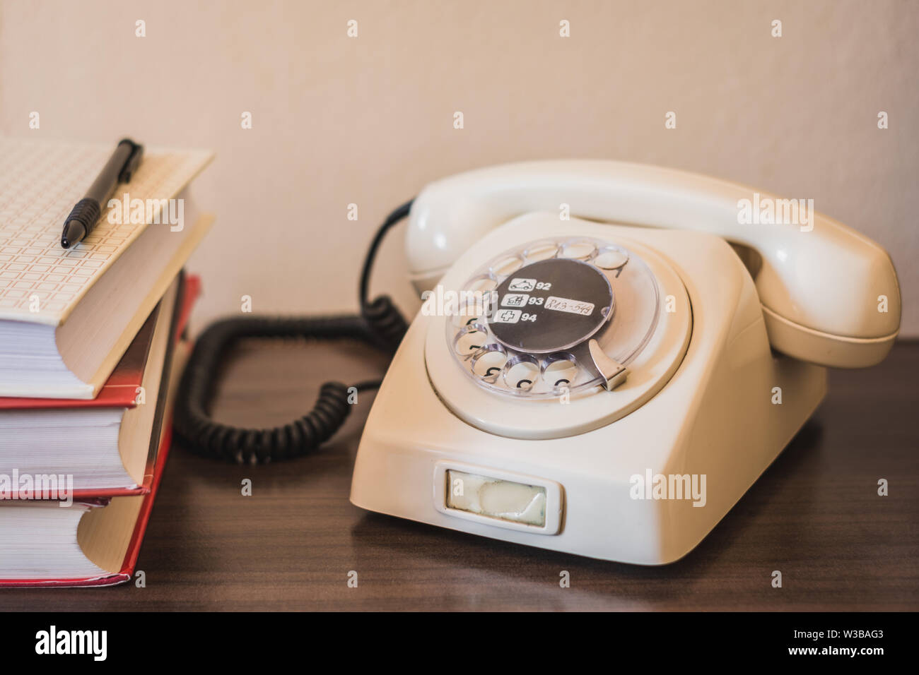 Jahrgang alte Telefon mit Drehscheibe und Hörer auf hölzernen Tisch. Retro Konzept Stockfoto