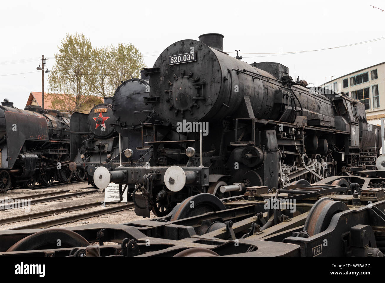 BUDAPEST, Ungarn - 05 April, 2019: historische Dampflok auf dem Display an der Ungarischen Eisenbahn Museum. Unterwagen im Vordergrund. Stockfoto